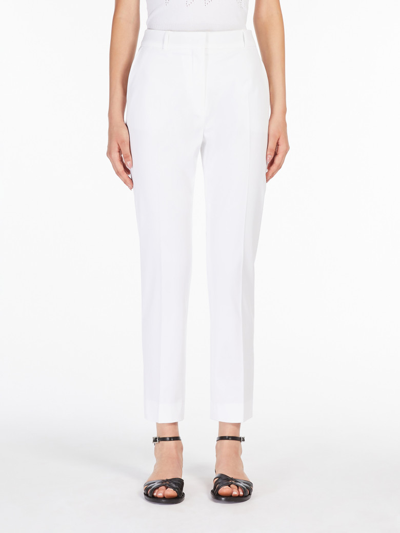 Брюки класичні Slim Fit: приталений силует, але не надто вузький. Середня
