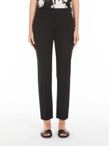 Брюки класичні Slim Fit: приталений силует, але не надто вузький. Середня