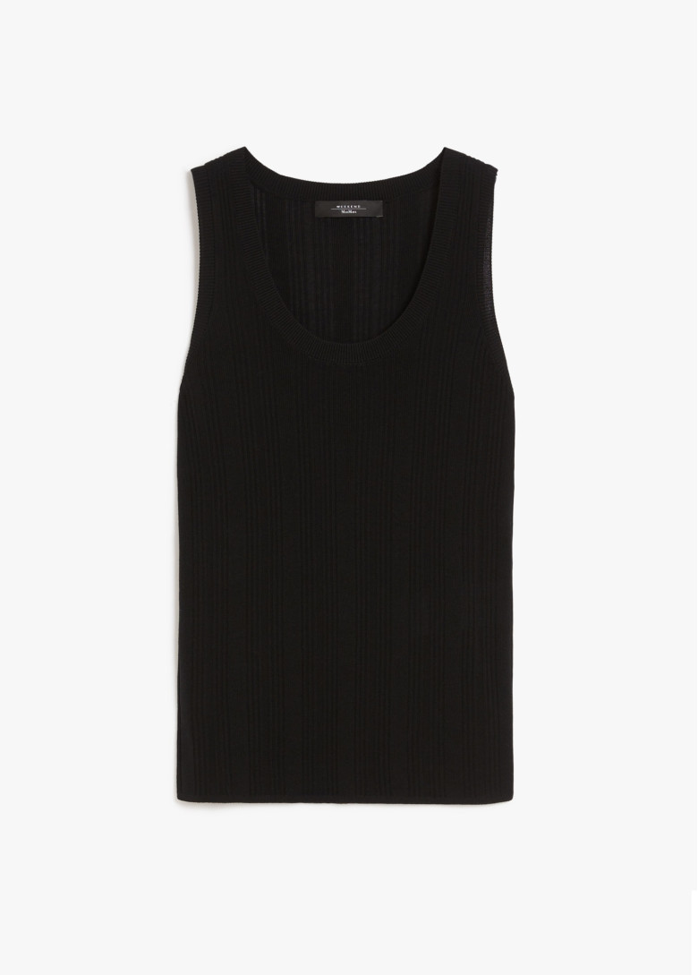 Майка Slim Fit: приталений силует, але не надто вузький.