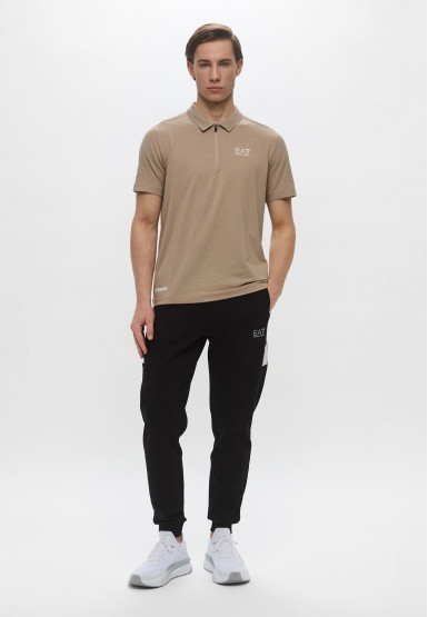 Поло Regular Fit: классический крой, средняя свобода движений.