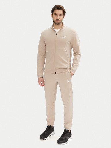 Спортивный костюм Regular Fit: классический крой, средняя свобода движений.