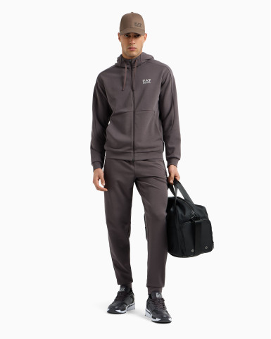 Спортивный костюм Regular Fit: классический крой, средняя свобода движений.
