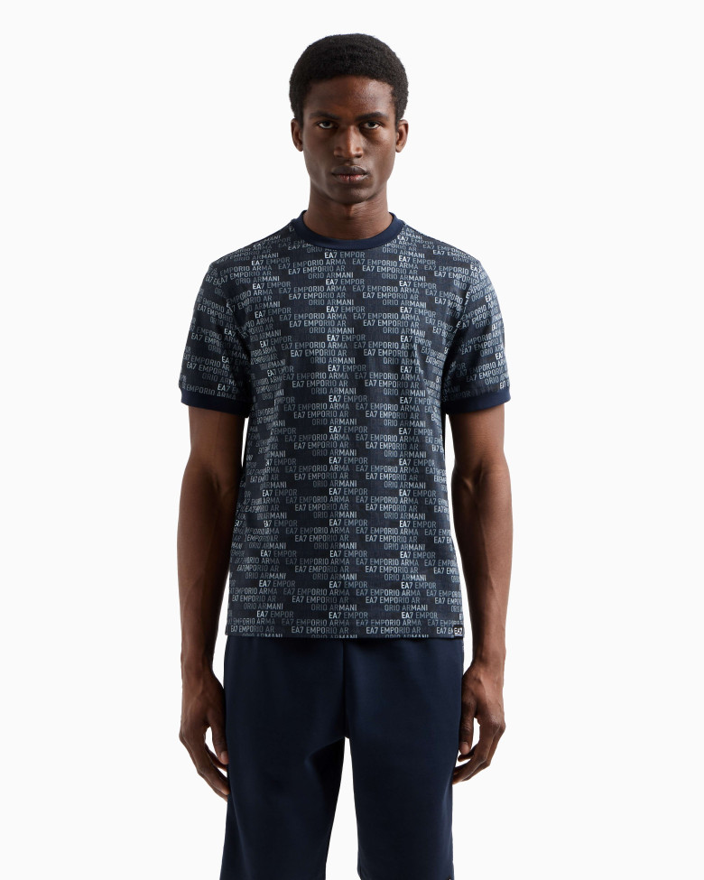 Футболка Regular Fit: классический крой, средняя свобода движений.