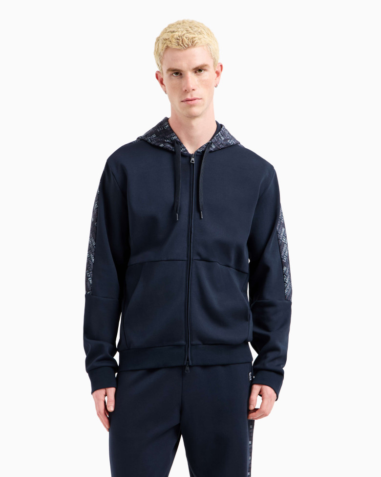 Спортивна кофта Regular Fit: класичний крій, середня свобода рухів.