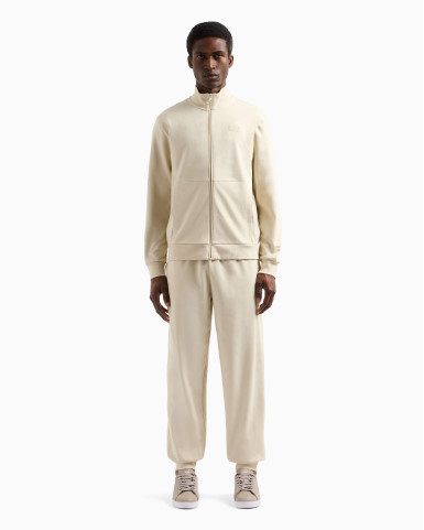 Спортивный костюм Regular Fit: классический крой, средняя свобода движений.