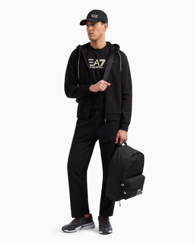 Спортивный костюм Regular Fit: классический крой, средняя свобода движений.