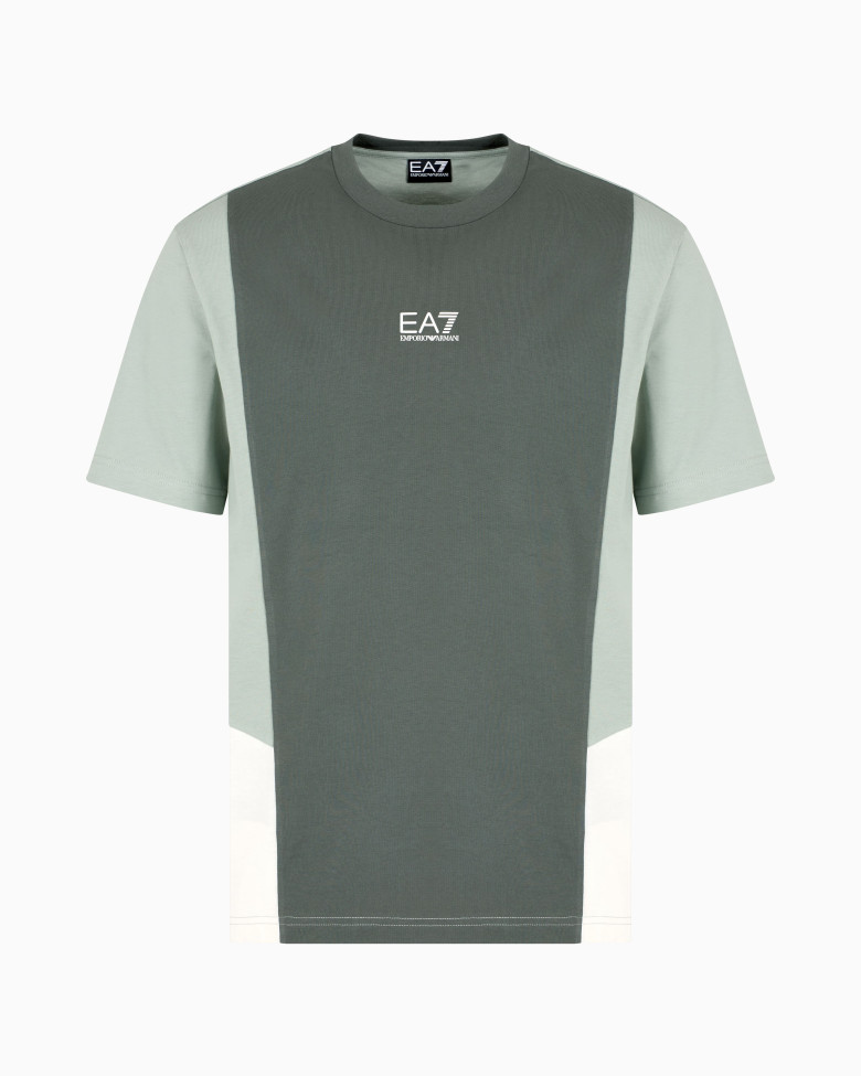 Футболка Regular Fit: классический крой, средняя свобода движений.