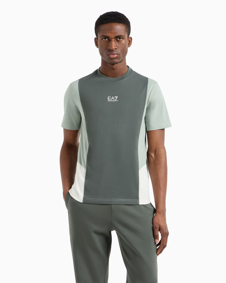 Футболка Regular Fit: классический крой, средняя свобода движений.