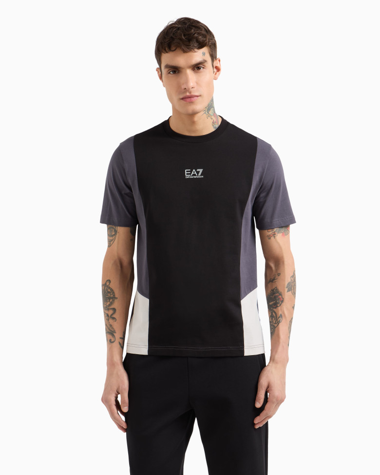 Футболка Regular Fit: класичний крій, середня свобода рухів.