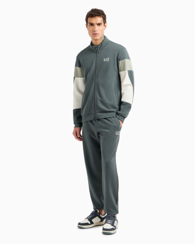 Спортивный костюм Regular Fit: классический крой, средняя свобода движений.