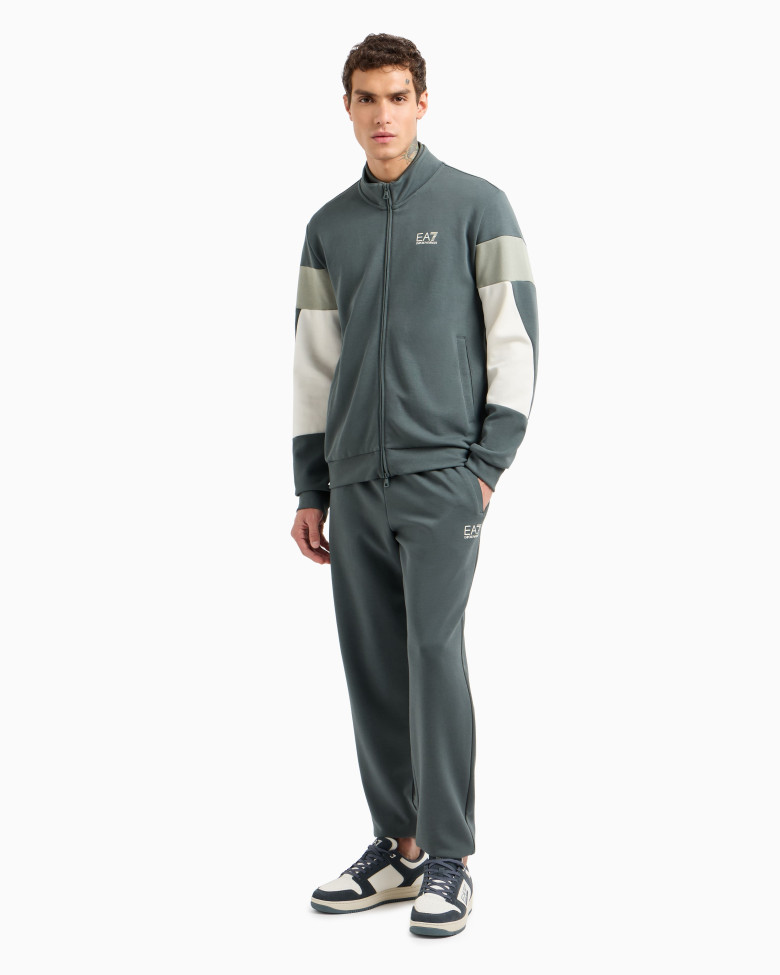 Спортивний костюм Regular Fit: класичний крій, середня свобода рухів.