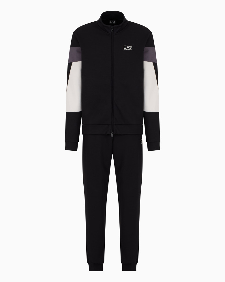 Спортивный костюм Regular Fit: классический крой, средняя свобода движений.