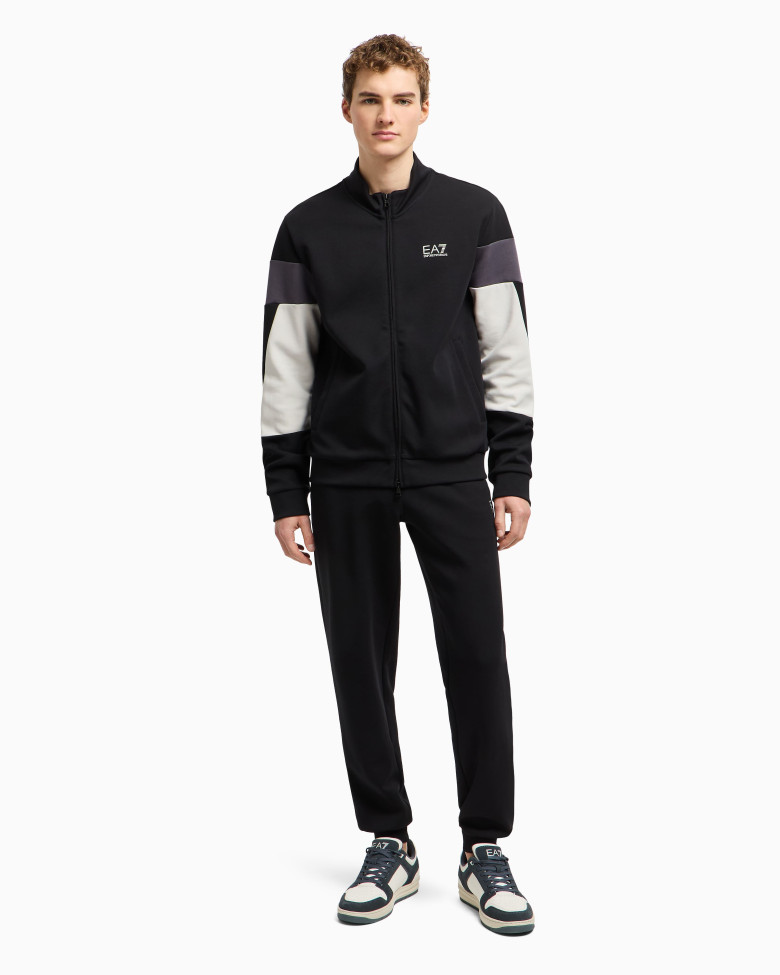Спортивный костюм Regular Fit: классический крой, средняя свобода движений.