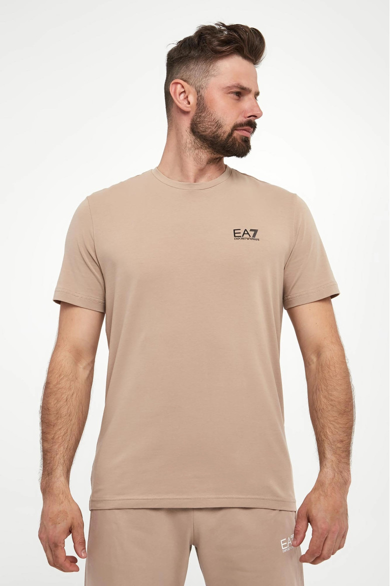 Футболка Regular Fit: классический крой, средняя свобода движений.