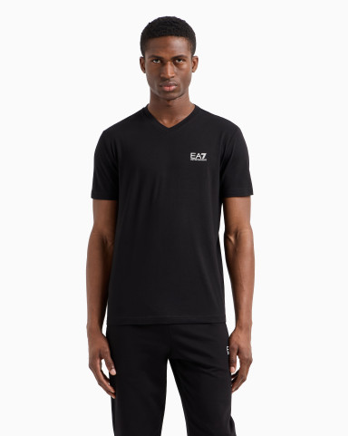 Футболка Slim Fit: приталенный силуэт, но не слишком узкий.