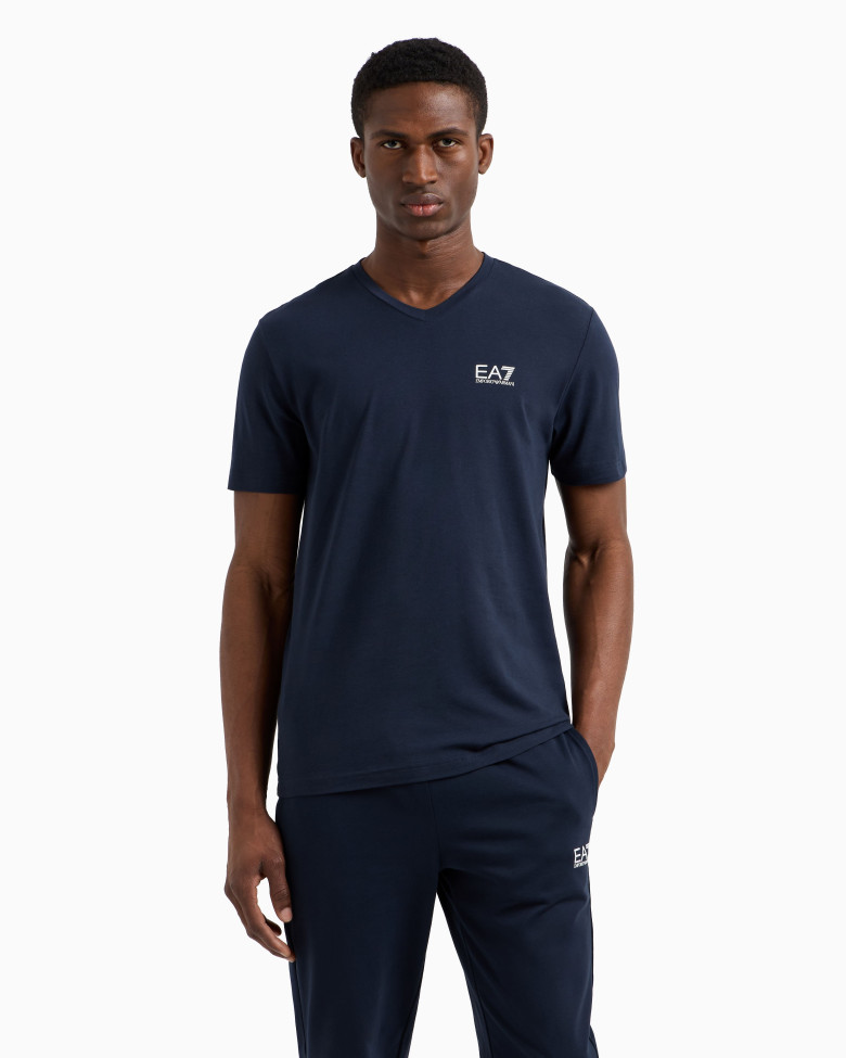 Футболка Slim Fit: приталений силует, але не надто вузький.