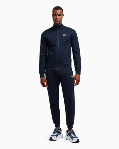 Спортивный костюм Regular Fit: классический крой, средняя свобода движений.