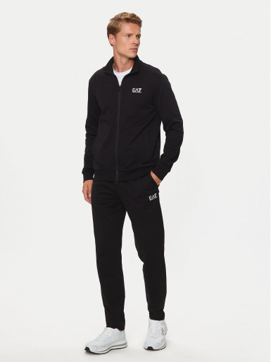 Спортивный костюм Regular Fit: классический крой, средняя свобода движений.