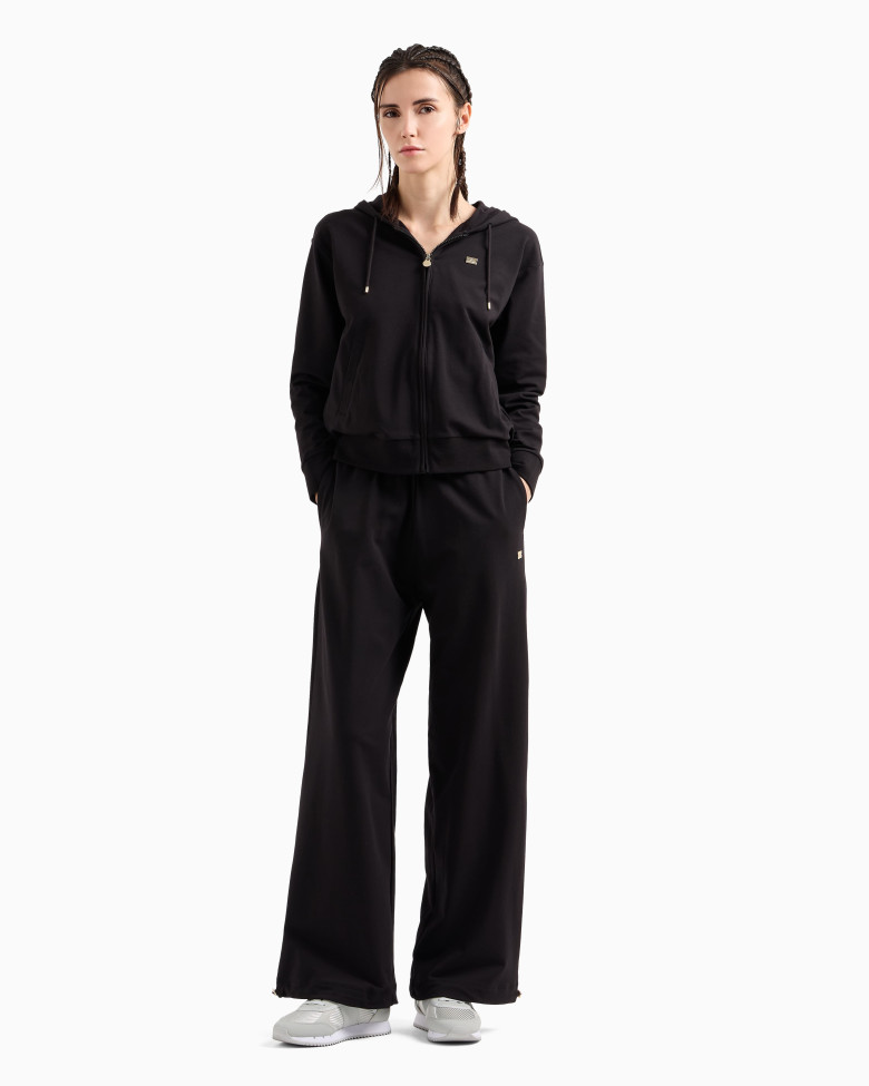 Спортивний костюм Regular Fit: класичний крій, середня свобода рухів.