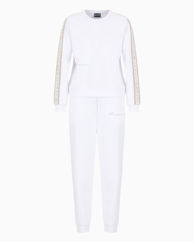 Спортивный костюм Regular Fit: классический крой, средняя свобода движений.