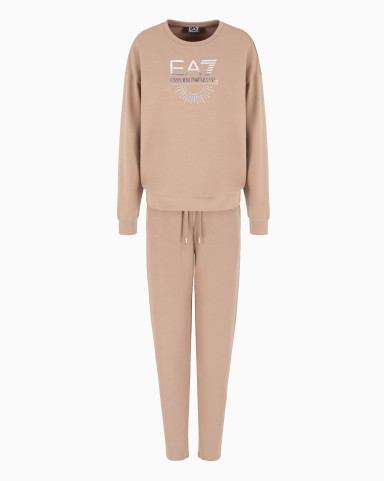 Спортивный костюм Regular Fit: классический крой, средняя свобода движений.