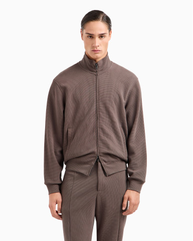 Кофта Regular Fit: класичний крій, середня свобода рухів.
