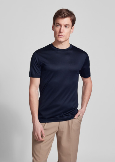 Футболка Regular Fit: классический крой, средняя свобода движений.