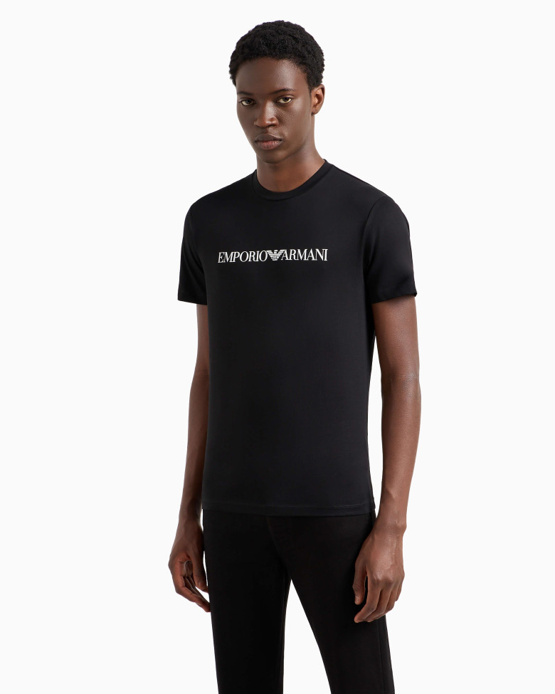 Футболка Slim Fit: приталений силует, але не надто вузький.