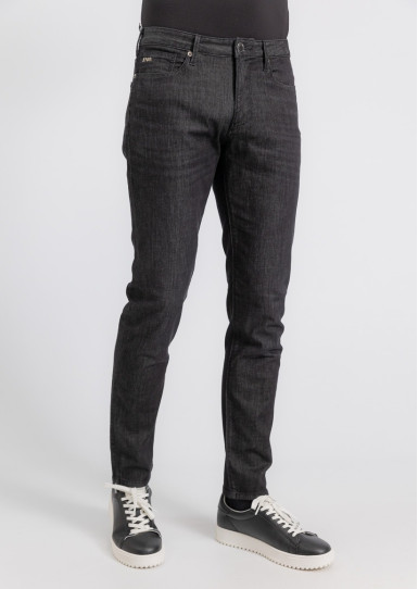 Джинси Slim Slim Fit: приталений силует, але не надто вузький. Низька