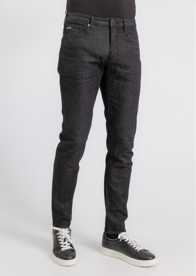 Джинсы Slim Slim Fit: приталенный силуэт, но не слишком узкий. Низкая