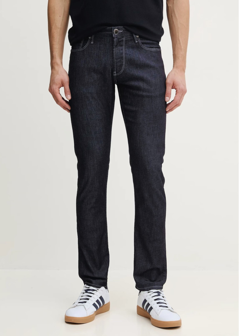 Джинсы Slim Slim Fit: приталенный силуэт, но не слишком узкий. Низкая