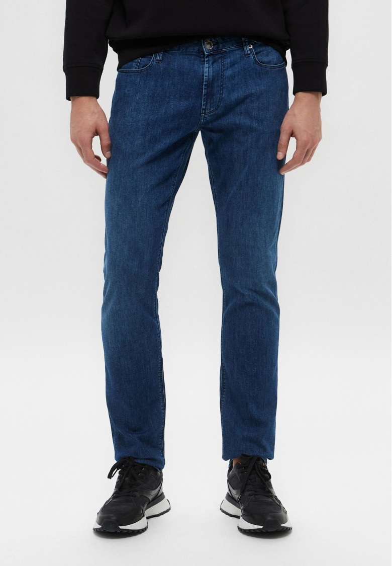 Джинсы Slim Slim Fit: приталенный силуэт, но не слишком узкий. Низкая