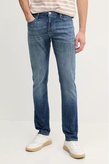 Джинси Slim Slim Fit: приталений силует, але не надто вузький. Низька