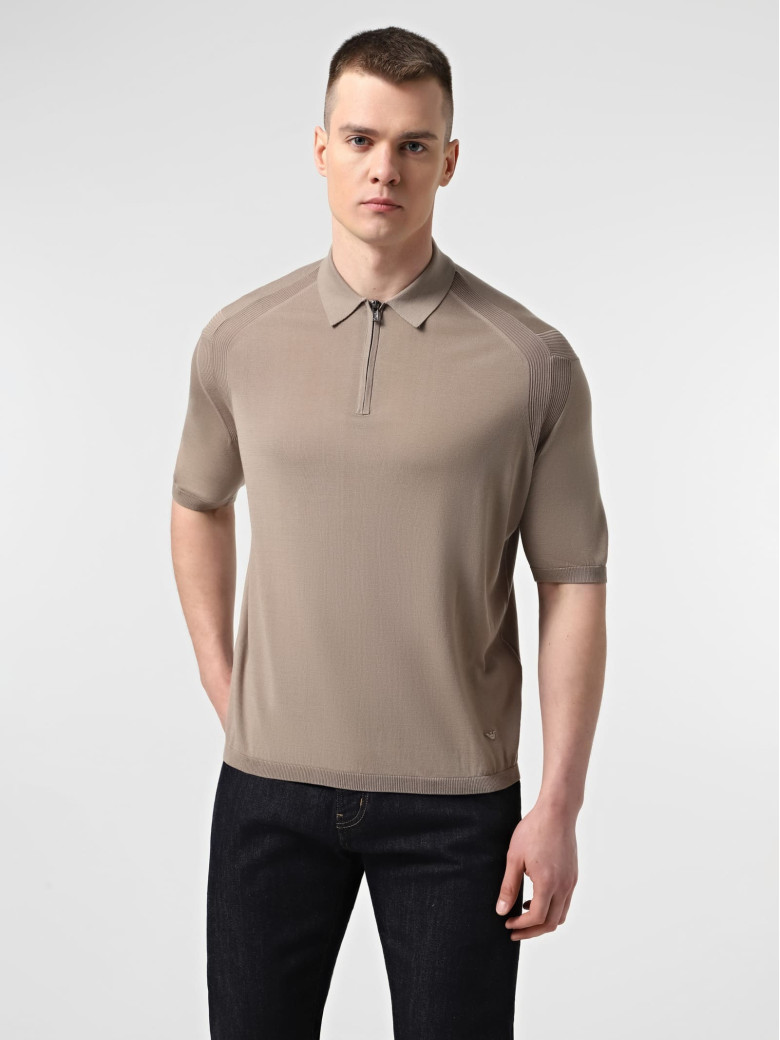 Трикотажное поло Regular Fit: классический крой, средняя свобода движений.