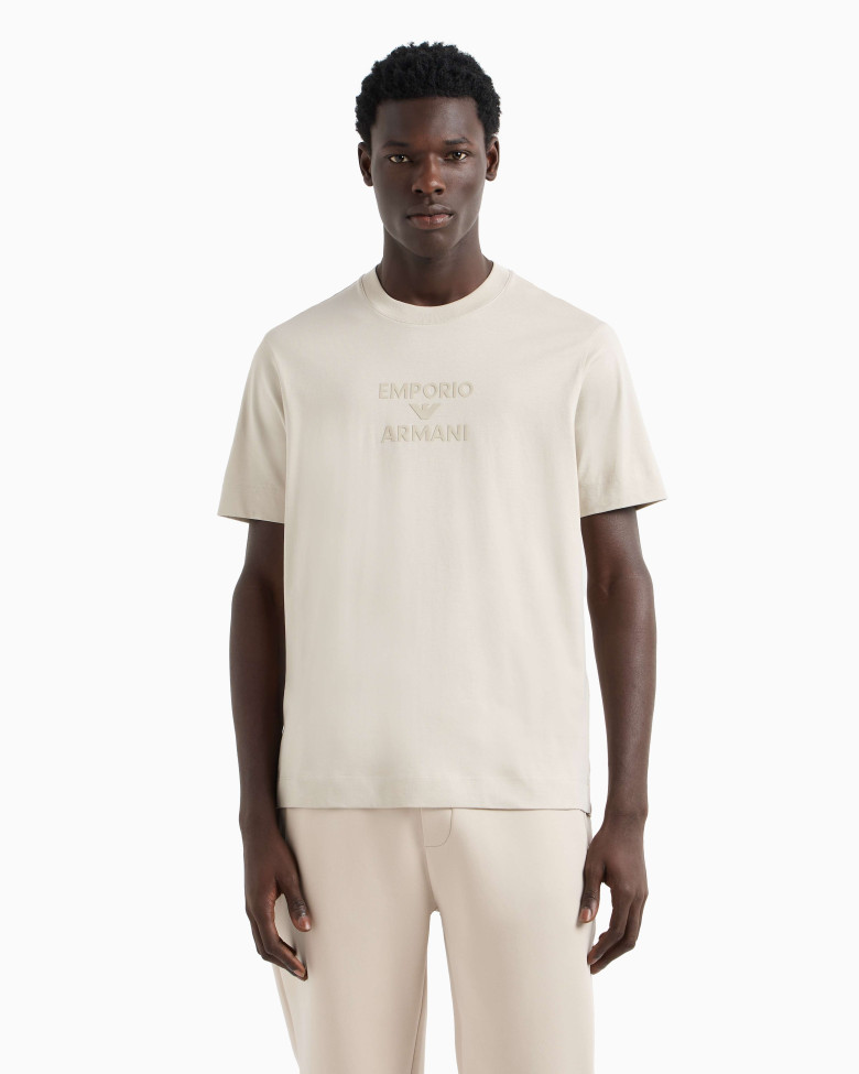 Футболка Regular Fit: классический крой, средняя свобода движений.