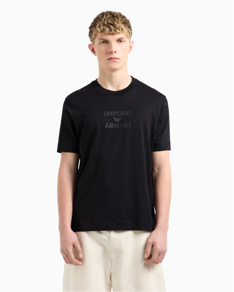 Футболка Regular Fit: классический крой, средняя свобода движений.