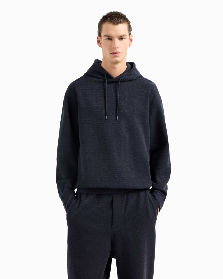 Худи Regular Fit: классический крой, средняя свобода движений.