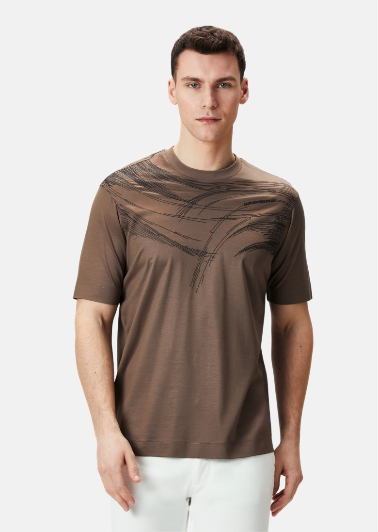 Футболка Regular Fit: классический крой, средняя свобода движений.