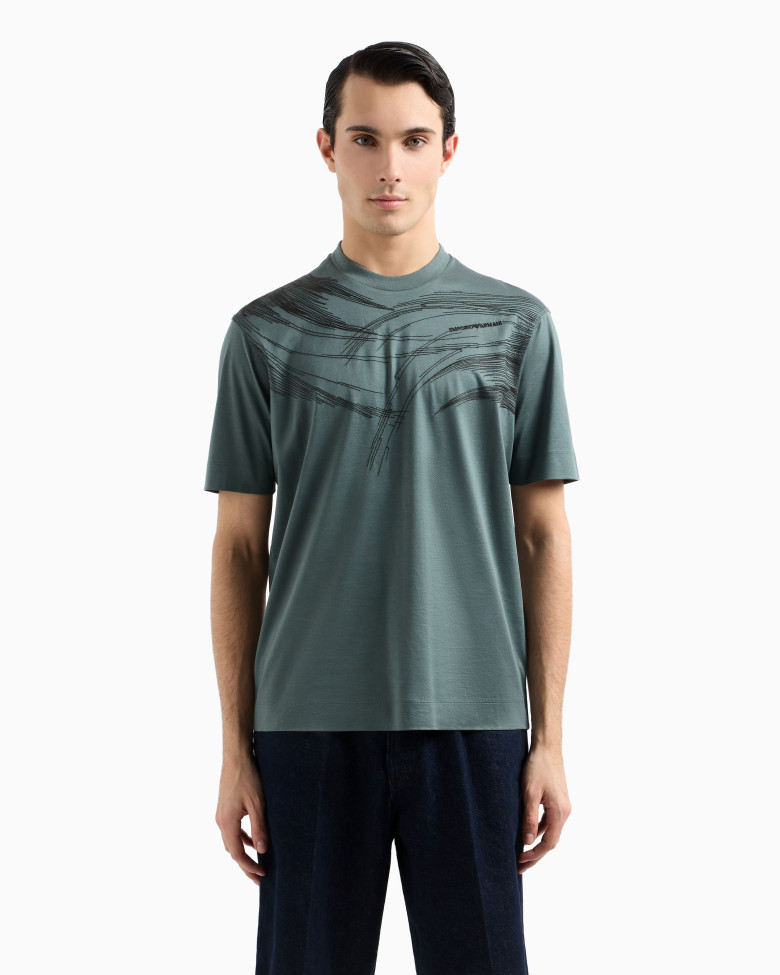 Футболка Regular Fit: классический крой, средняя свобода движений.