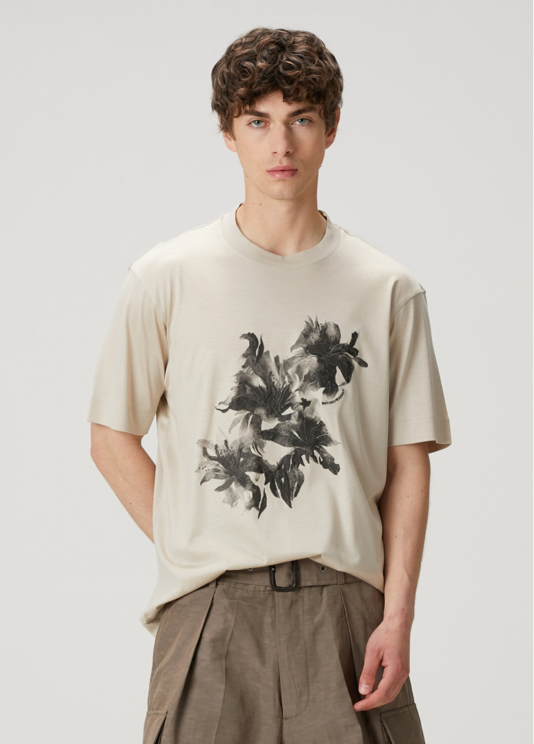 Футболка Regular Fit: классический крой, средняя свобода движений.