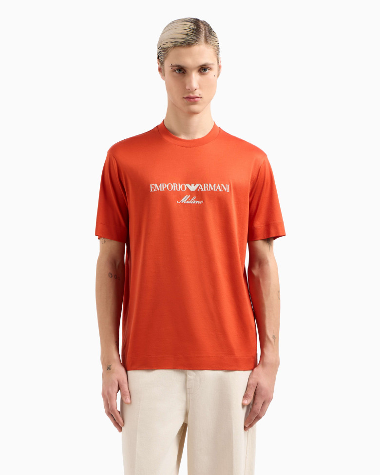 Футболка Regular Fit: классический крой, средняя свобода движений.