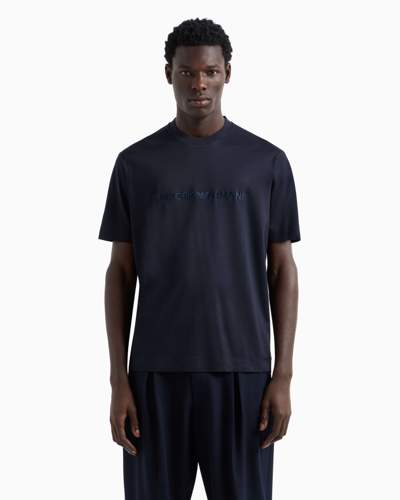 Футболка Regular Fit: классический крой, средняя свобода движений.