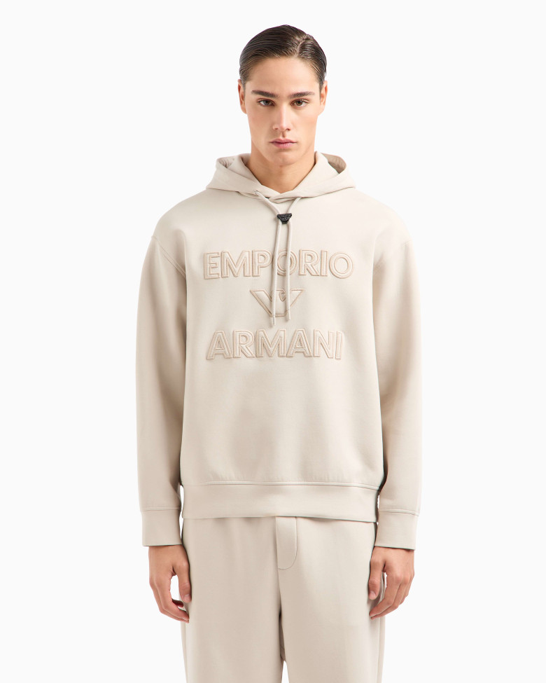 Худи Regular Fit: классический крой, средняя свобода движений.