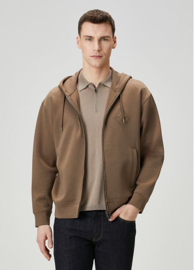 Спортивная кофта Regular Fit: классический крой, средняя свобода движений.