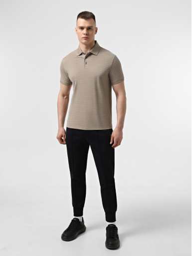 Поло Regular Fit: класичний крій, середня свобода рухів.