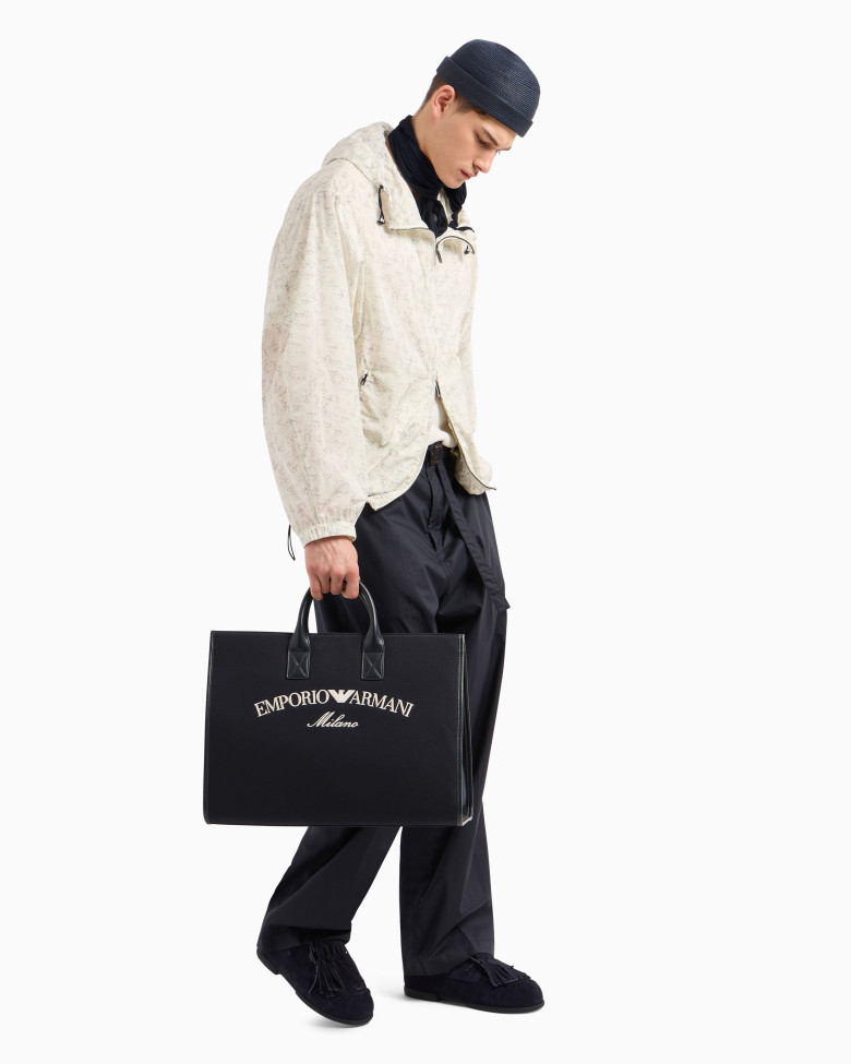Ветровка Regular Fit: классический крой, средняя свобода движений.