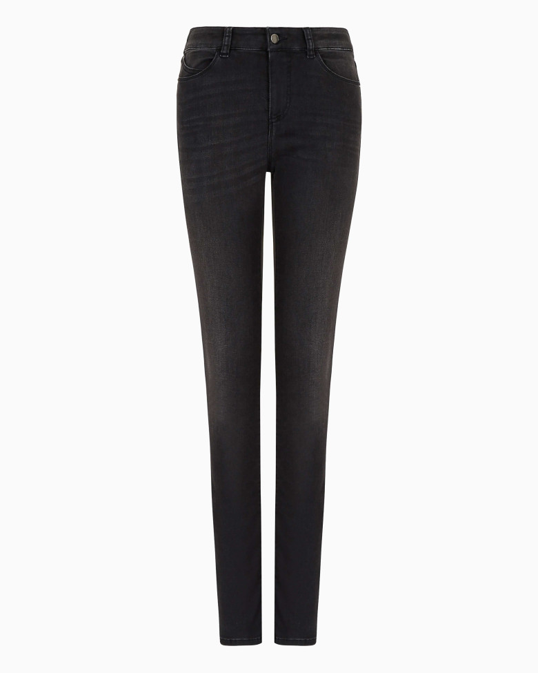 Джинсы Slim Slim Fit: приталенный силуэт, но не слишком узкий. Низкая