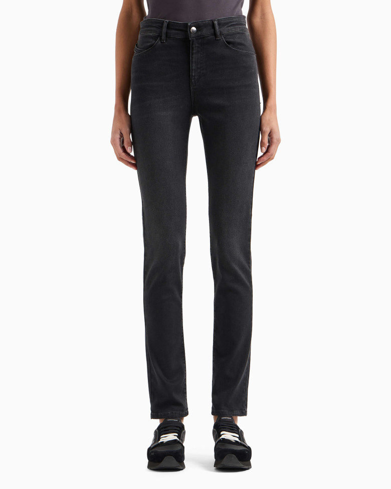 Джинсы Slim Slim Fit: приталенный силуэт, но не слишком узкий. Низкая