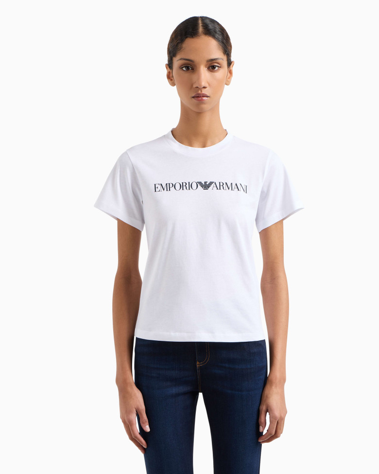 Футболка Slim Fit: приталений силует, але не надто вузький.
