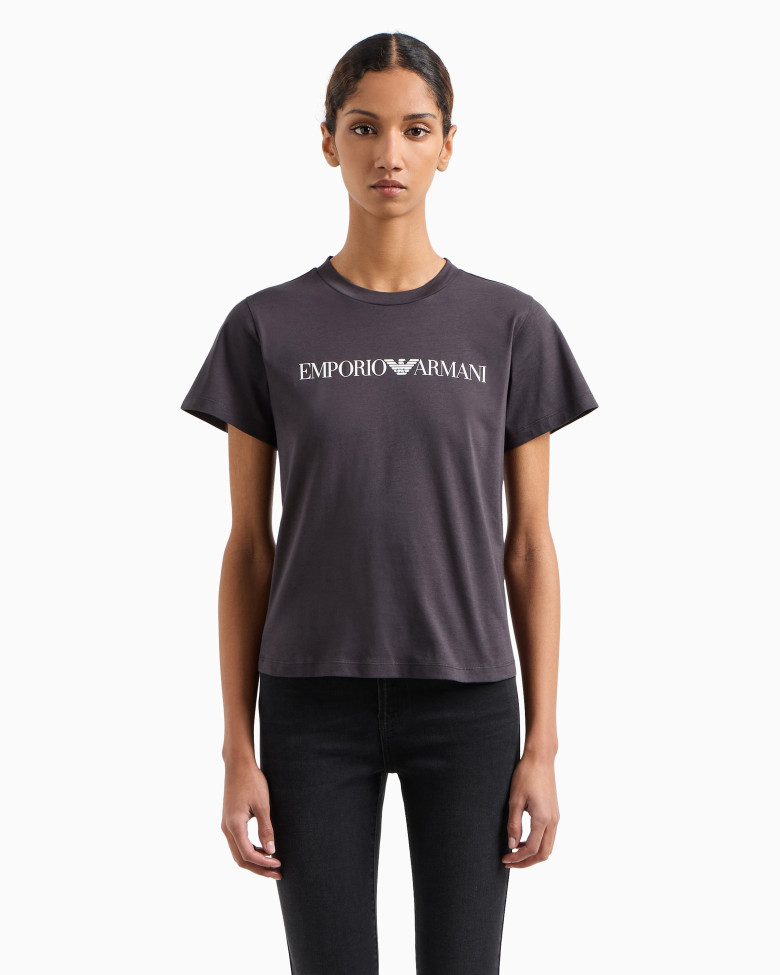 Футболка Slim Fit: приталений силует, але не надто вузький.